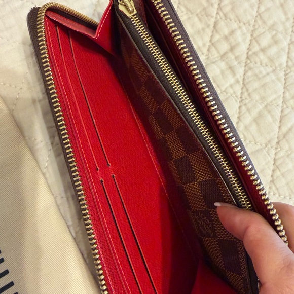Authentic Louis Vuitton Damier Ebene Clemence Wallet EUC with receipt - Picture 5 of 7
